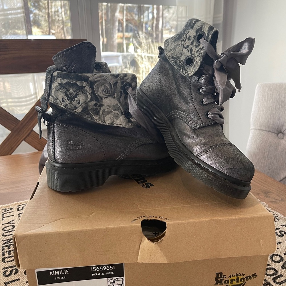 Dr. Martens Pewter Metallic
Amelie Foldover Boot